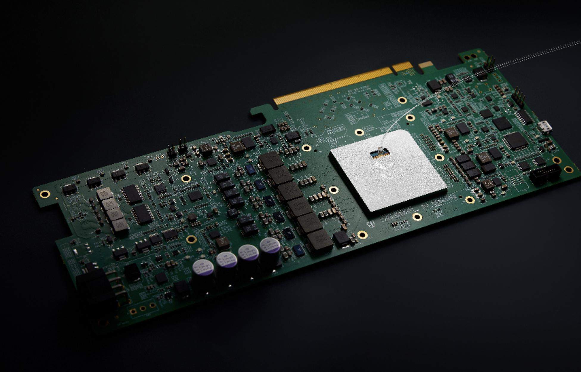 Lightelligence World Premiere of Next-Generation Photonic-Electronic Hybrid Computing Card