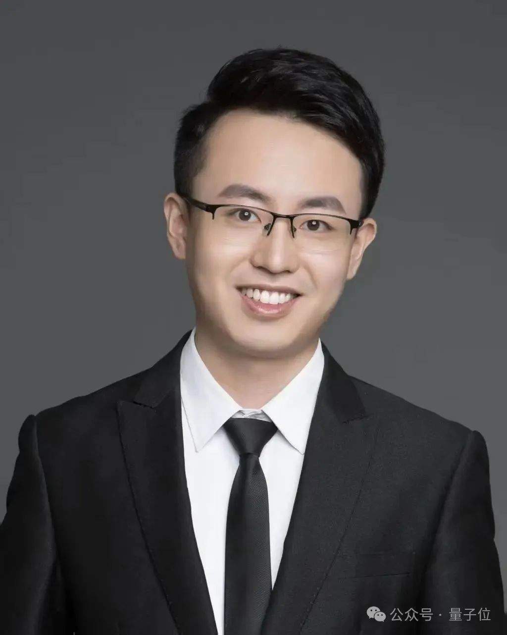 500 Million Financing: Tsinghua Embodied AI Team's Debut: 55 Degrees of Freedom Master 360° Rotations, Proficient in Street Dance and Folding Clothes, Hand Speed Comparable to Esports Players